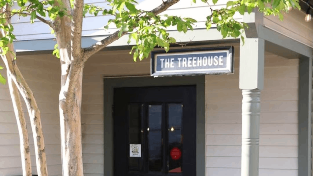 This One-of-a-Kind Treehouse Restaurant in Tennessee Deserves a Spot on Your 2026 Bucket List