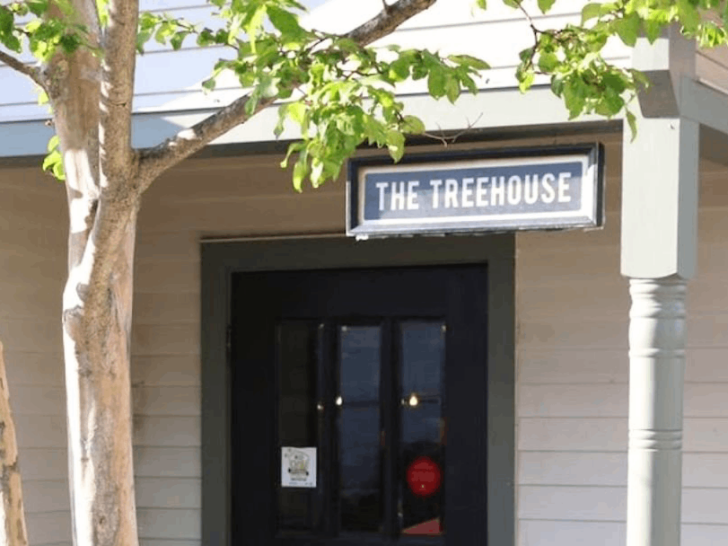 This One-of-a-Kind Treehouse Restaurant in Tennessee Deserves a Spot on Your 2026 Bucket List