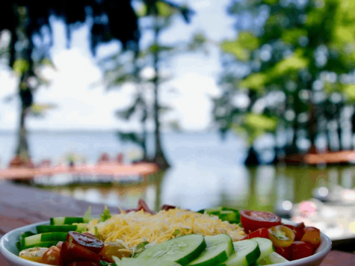 This Tennessee Restaurant Might Be the Prettiest Lakeside Spot in the State