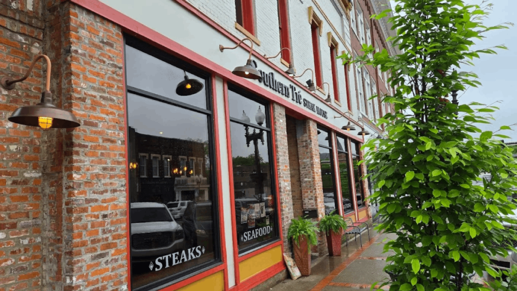 10 Under-the-Radar Steakhouses in Rural Tennessee That Stay Packed for a Reason