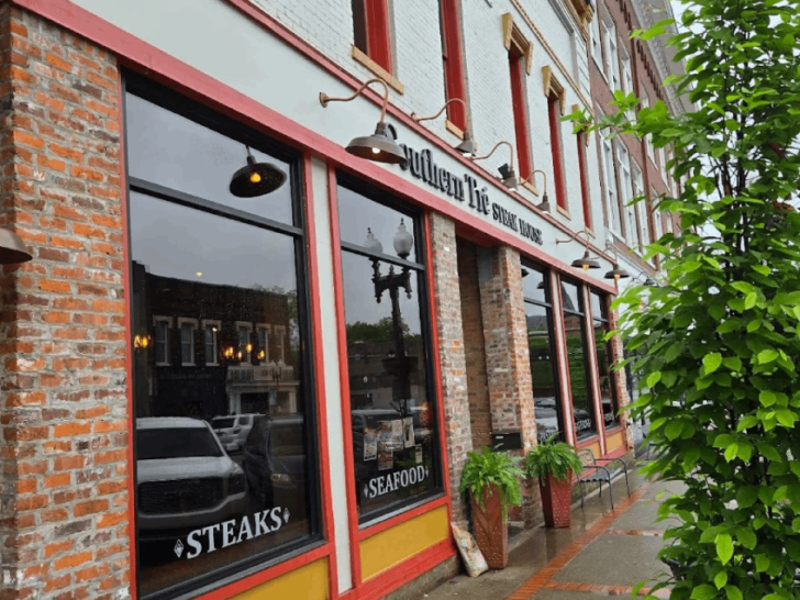 10 Under-the-Radar Steakhouses in Rural Tennessee That Stay Packed for a Reason