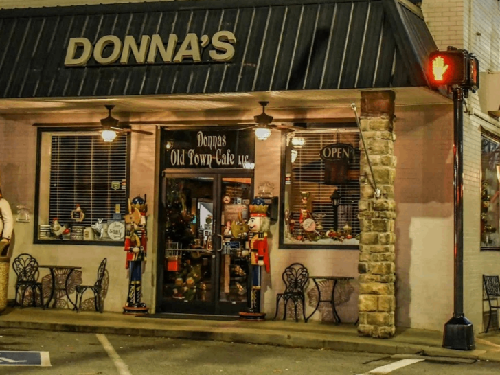 12 Tennessee Buffets That Still Do Old-Fashioned Country Cooking Right