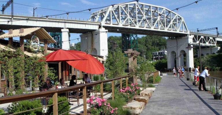 12 Must-Visit Outdoor Restaurants In Ohio With Stunning Water And Valley Views