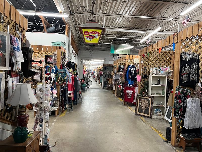 The Hitch-n-Post Flea Market (Commerce)