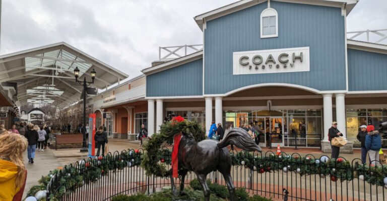 9 Massive Pennsylvania Outlet Malls That Turn Every Day Into Black Friday