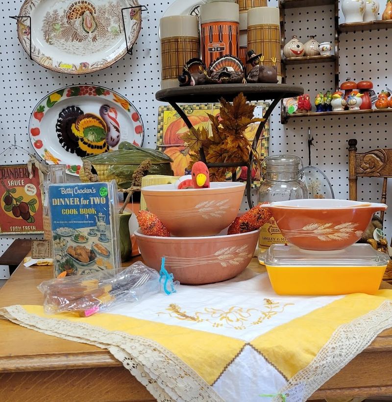 Glass, Ceramics, And Kitchen Collectibles