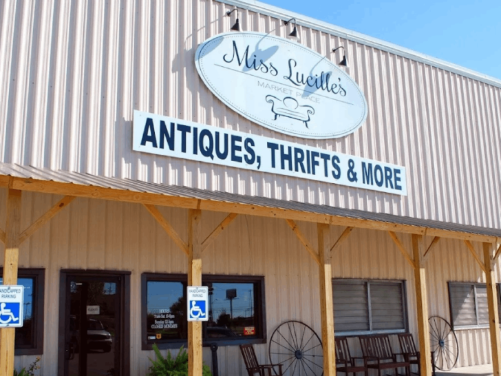 People Drive From All Over Tennessee To Hunt For Rare Treasures At This Massive 52,000-Square-Foot Marketplace