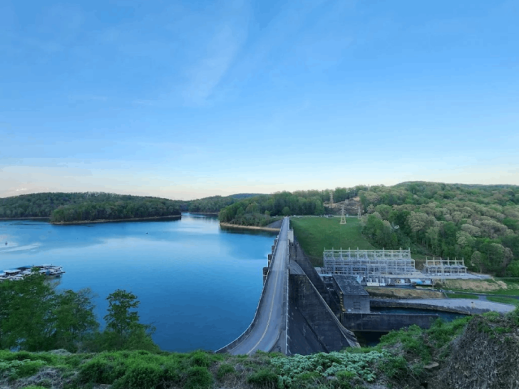 Tennessee Hides a Lake Town That's Almost Too Beautiful To Keep Quiet About