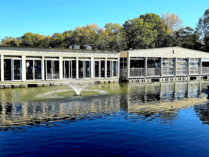 The 15 Best Waterfront Restaurants In Tennessee For Dinner With A Sunset View