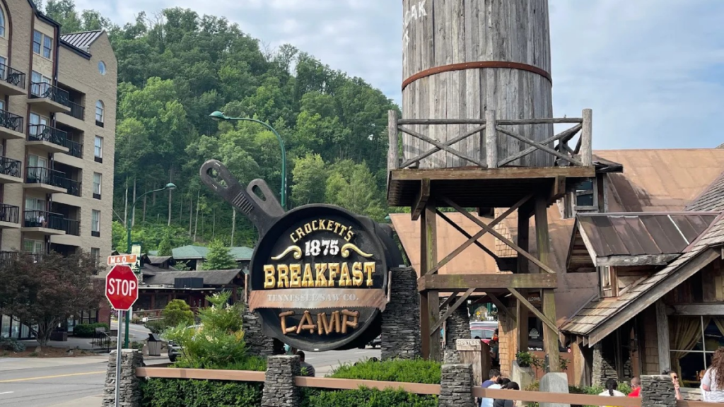 This Classic Tennessee Restaurant Is Winning Hearts With Its Legendary Cinnamon Rolls