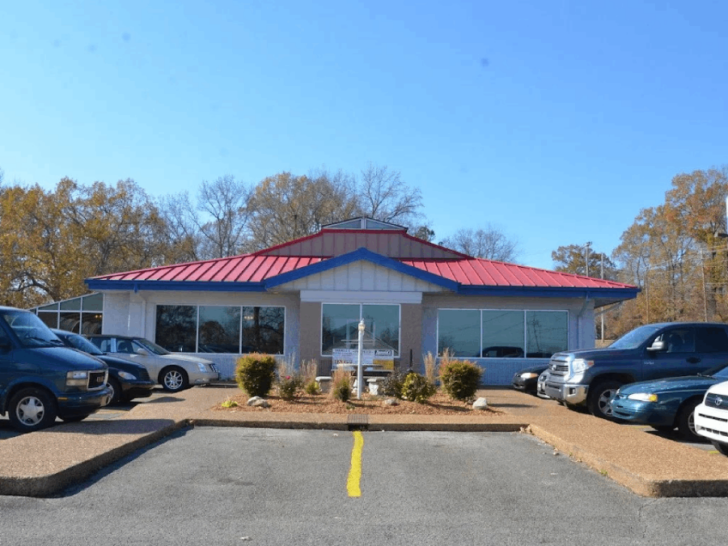 This Classic Tennessee Steakhouse Is Hiding One of the Best Buffets in the State