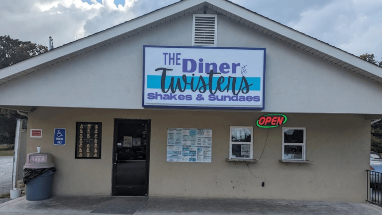 This No-Frills Tennessee Diner Has a Homemade Banana Split People Will Drive Miles For