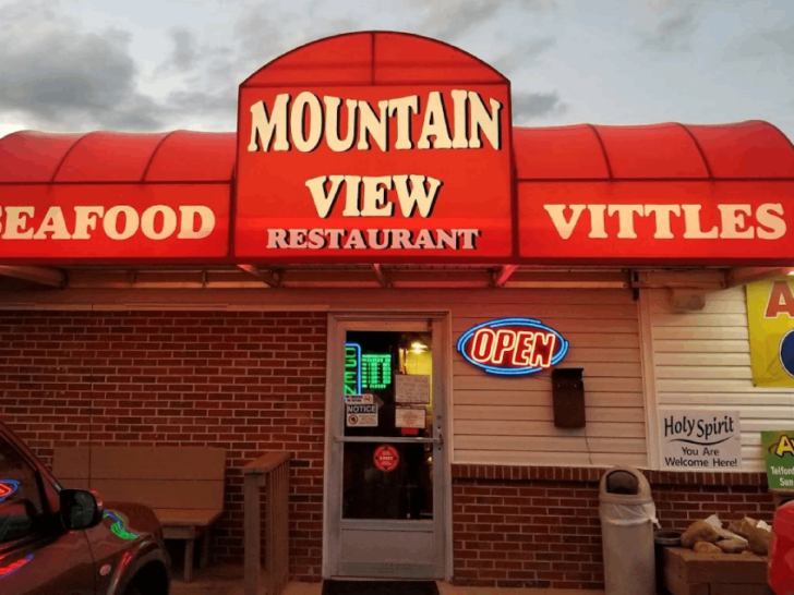 This No-Frills Tennessee Restaurant Has Endless Catfish And a Loyal Following