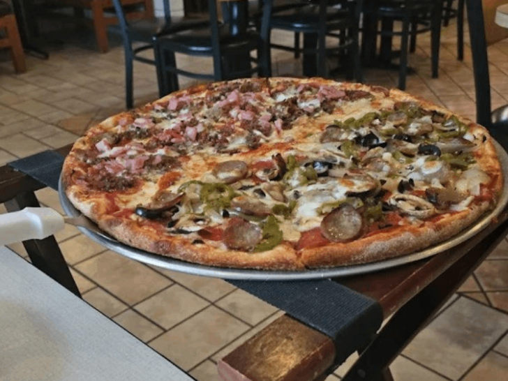 This Tiny Tennessee Pizzeria Is So Good, Even Northerners Swear By It