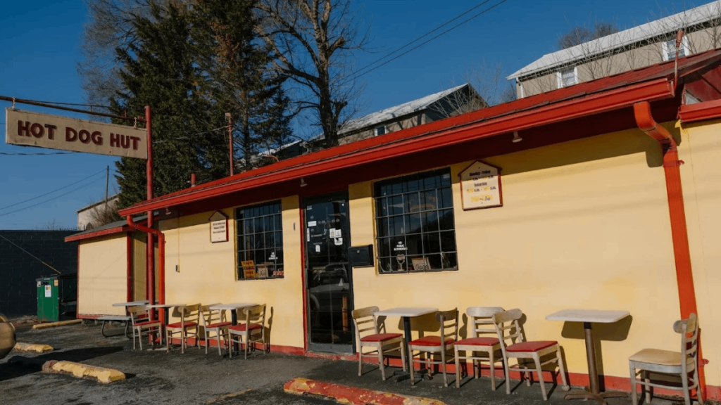 This Unassuming Tennessee Stand Is Serving Chili Cheese Dogs Worth Pulling Over For
