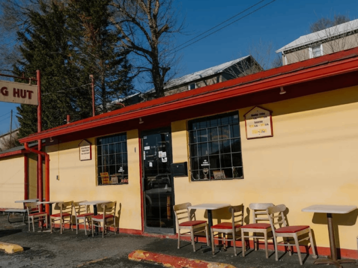 This Unassuming Tennessee Stand Is Serving Chili Cheese Dogs Worth Pulling Over For