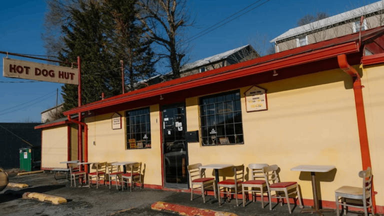 This Unassuming Tennessee Stand Is Serving Chili Cheese Dogs Worth Pulling Over For
