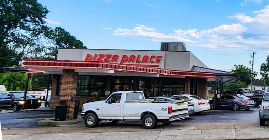At This Tennessee Restaurant, the Pizza Is as Iconic as the Setting