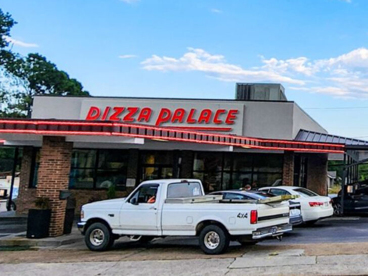 At This Tennessee Restaurant, the Pizza Is as Iconic as the Setting