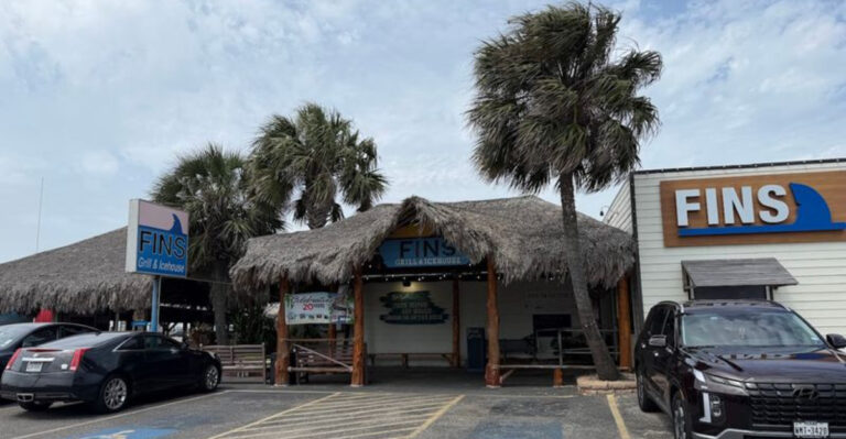 Locals Don’t Share This Waterfront Texas Seafood Spot Easily