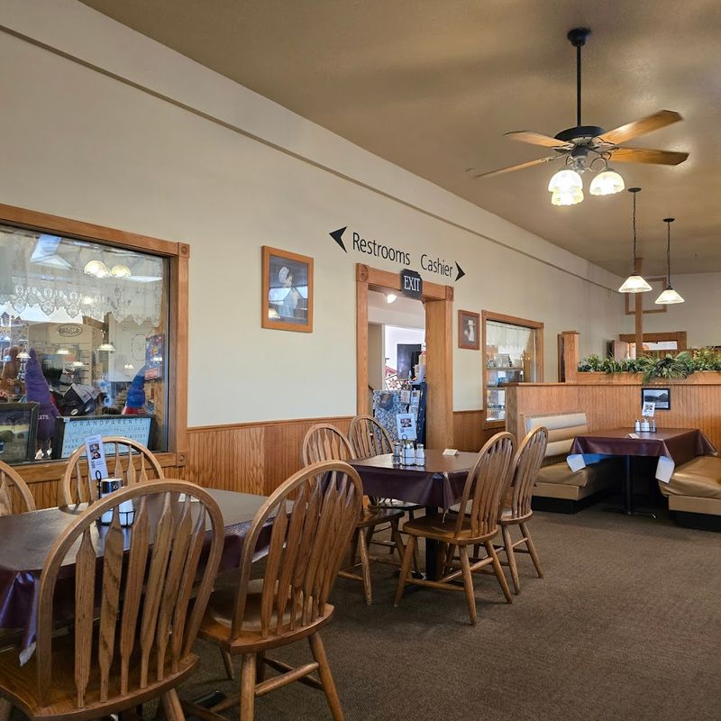 The Cozy Dining Room That Makes You Stay Longer
