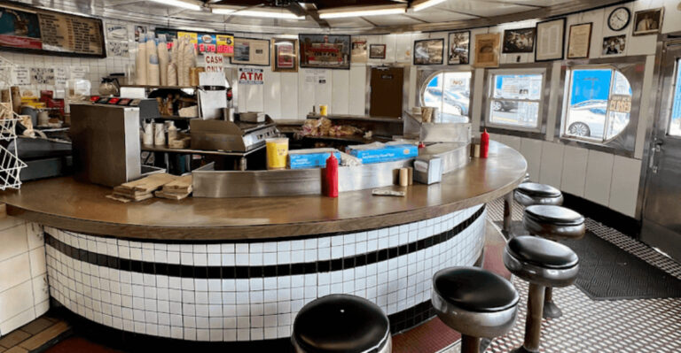 New Jersey’s Most Iconic Round Diner Is Still Worth The Hype