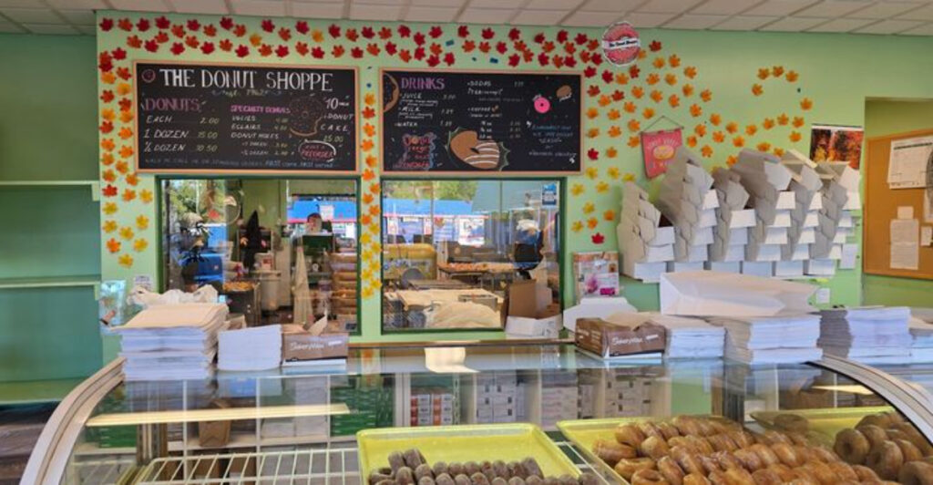 One of Jacksonville’s Oldest Donut Shops Has Stayed Unchanged—and the Lines Just Keep Getting Longer