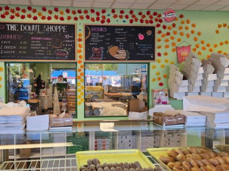 One of Jacksonville&rsquo;s Oldest Donut Shops Has Stayed Unchanged&mdash;and the Lines Just Keep Getting Longer