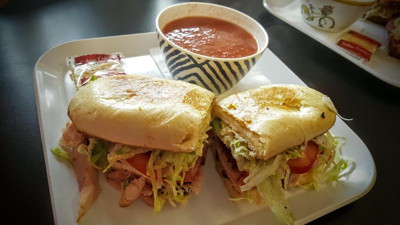 Starving Artist Caf&eacute; & Deli (Frankfort)