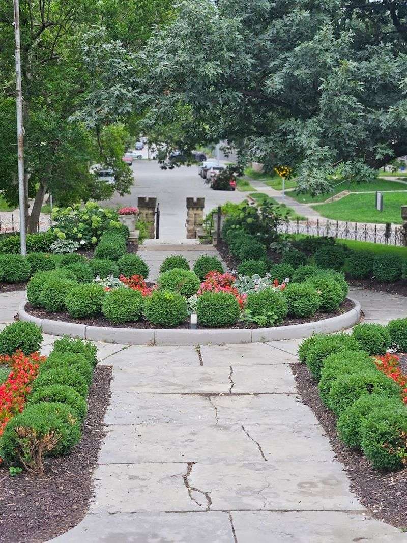 Gardens and Grounds: The Easy Stroll