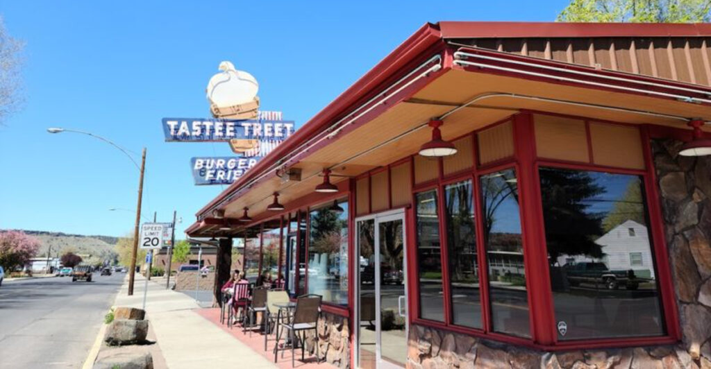 These 9 Oregon Restaurants Keep the 1950s Burger Tradition Alive