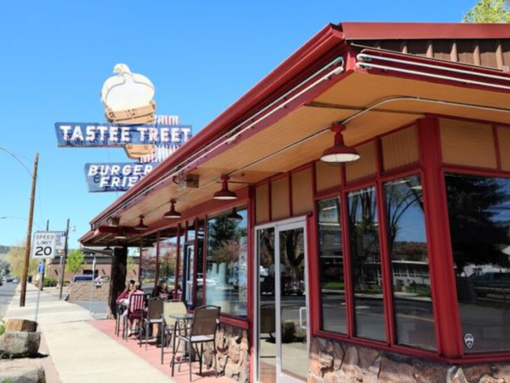These 9 Oregon Restaurants Keep the 1950s Burger Tradition Alive