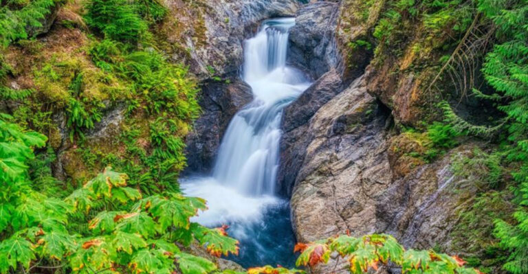 This Easy 2.6-Mile Hike in Washington Is So Scenic, You’ll Dream About It for Days