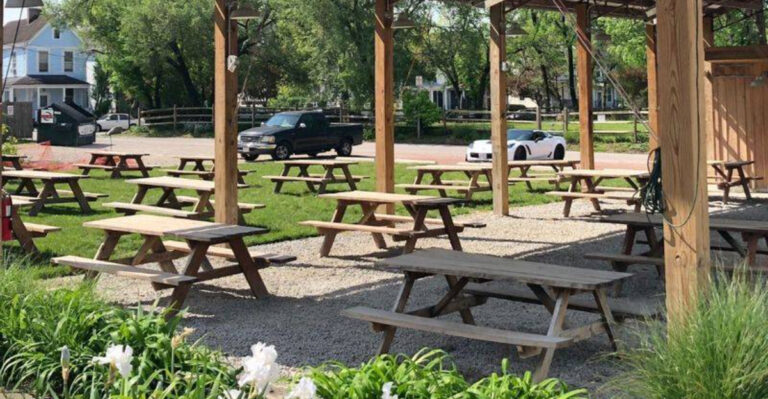 This No-Frills BBQ Joint In Ohio Serves Up Mouthwatering Classics