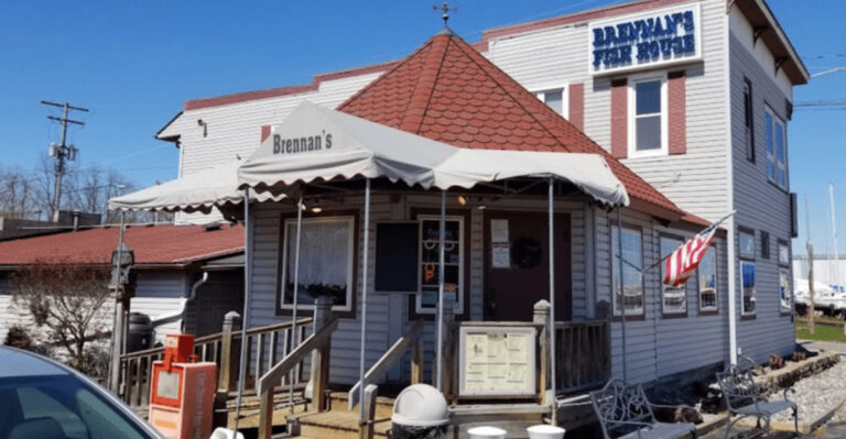 This Old-School Seafood Spot In Ohio Will Take You Straight To The Coast