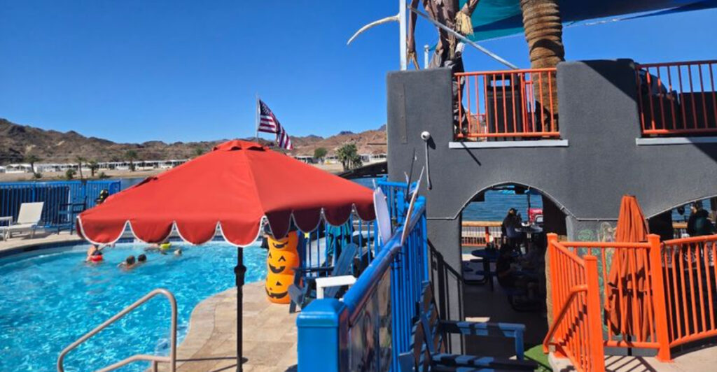 This One-of-a-Kind Floating Bar in Arizona Offers an Unforgettable Waterfront Dining Experience