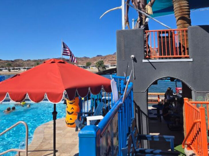 This One-of-a-Kind Floating Bar in Arizona Offers an Unforgettable Waterfront Dining Experience