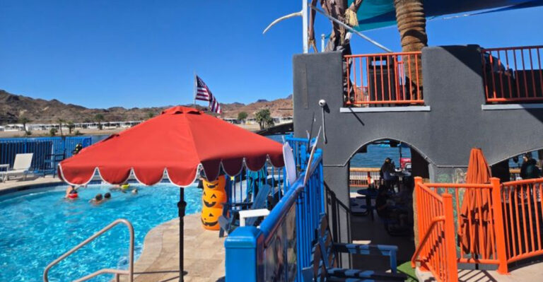 This One-of-a-Kind Floating Bar in Arizona Offers an Unforgettable Waterfront Dining Experience