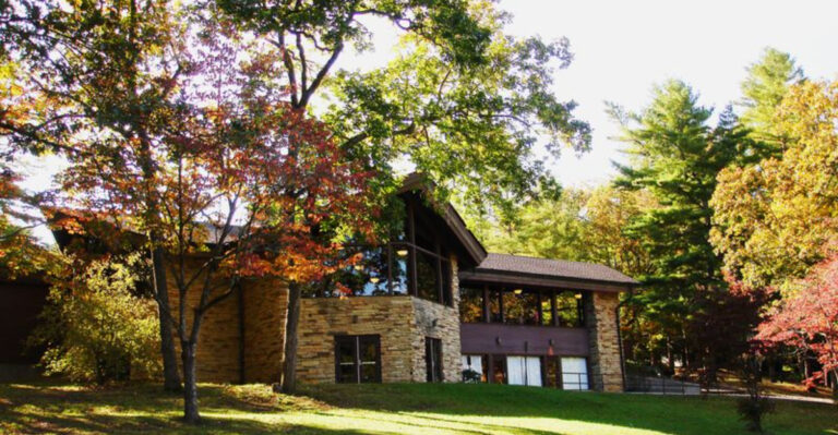 This Serene Tennessee Restaurant Offers Stunning Lake Views