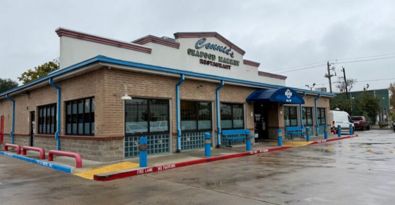 This Texas Seafood Spot Is Known for Fried Platters and No-Frills Dining