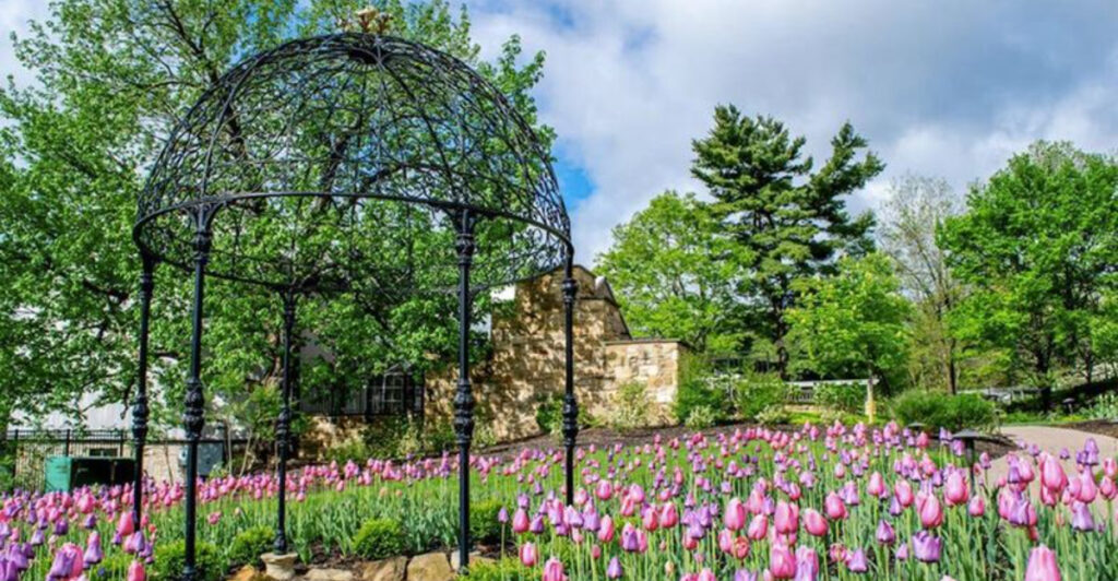 You’ll Feel Like You’ve Entered Another World At This Dreamy Pennsylvania Botanical Garden