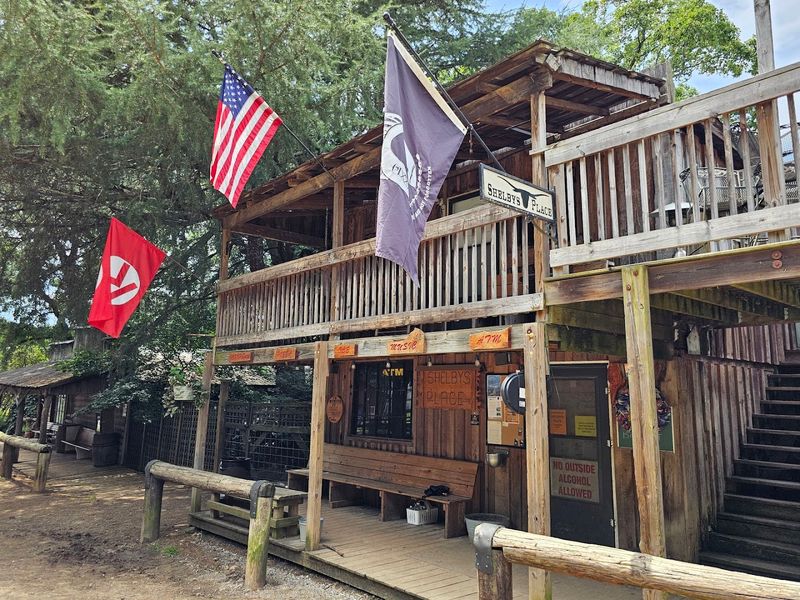 Town Etiquette and Visitor Tips