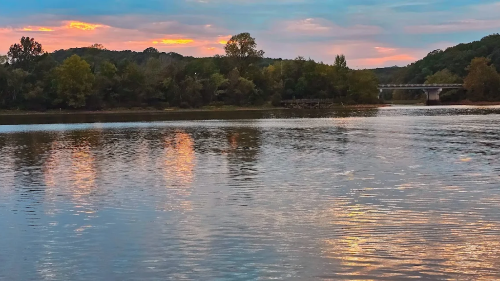 11 Walkable Lakeside Towns in Tennessee Where Spring Feels Extra Magical