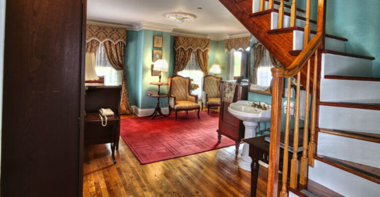 14 Haunted Victorian Hotels In Cape May, New Jersey, Where Guests Say Ghosts Still Roam