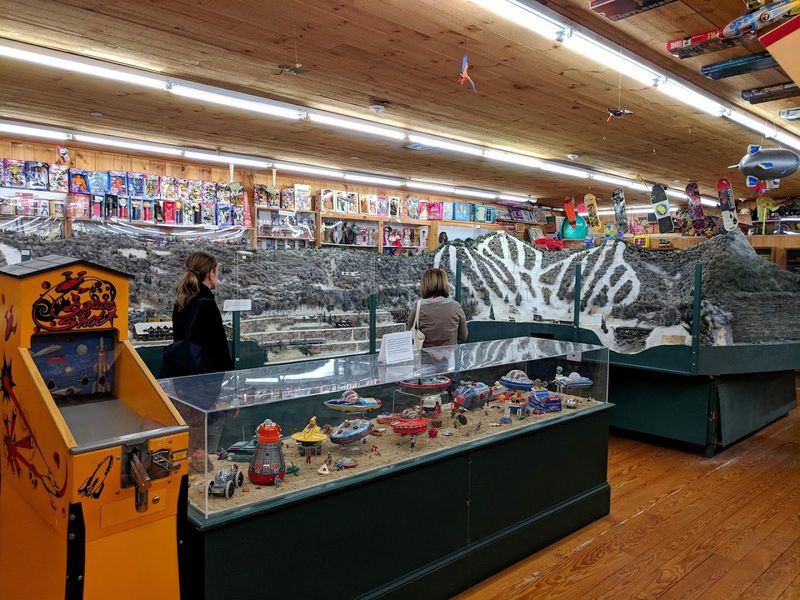 Why This Quechee Giant Stands Out in a State Full of Browsing Stops