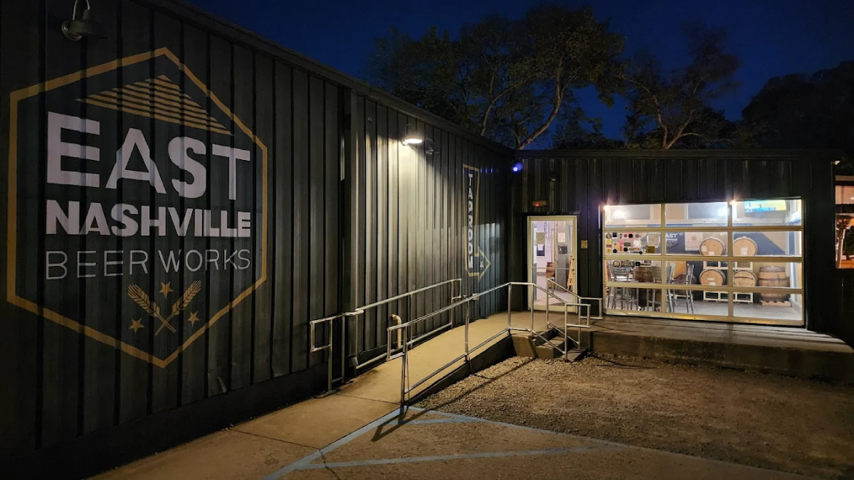 8 Tennessee Cafes and Restaurants With Playgrounds Kids Will Love