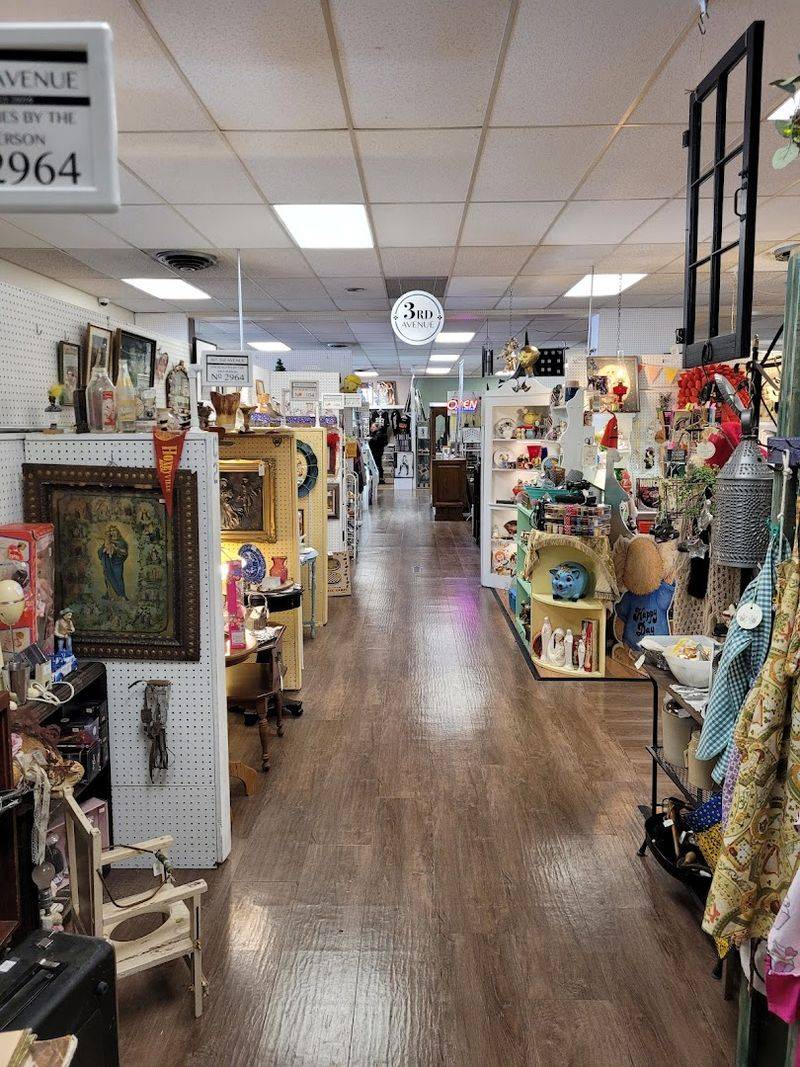 A Clean, Well-Lit Space That Stands Apart From Typical Antique Shops A Clean, Well-Lit Space That Stands Apart From Typical Antique Shops