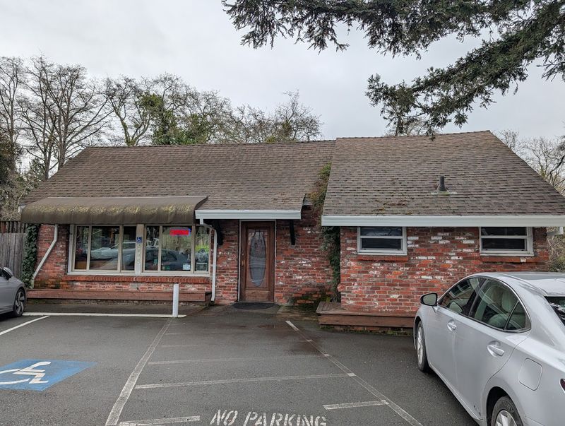 A Cozy Creekside Diner Worth Seeking Out