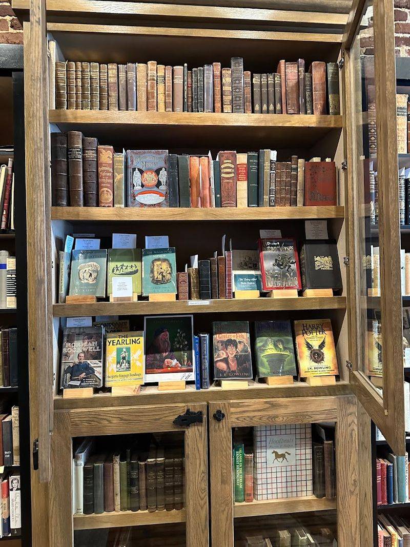 A Cozy Stop for Browsing, Wandering, and Finding Something Unexpected A Cozy Stop for Browsing, Wandering, and Finding Something Unexpected