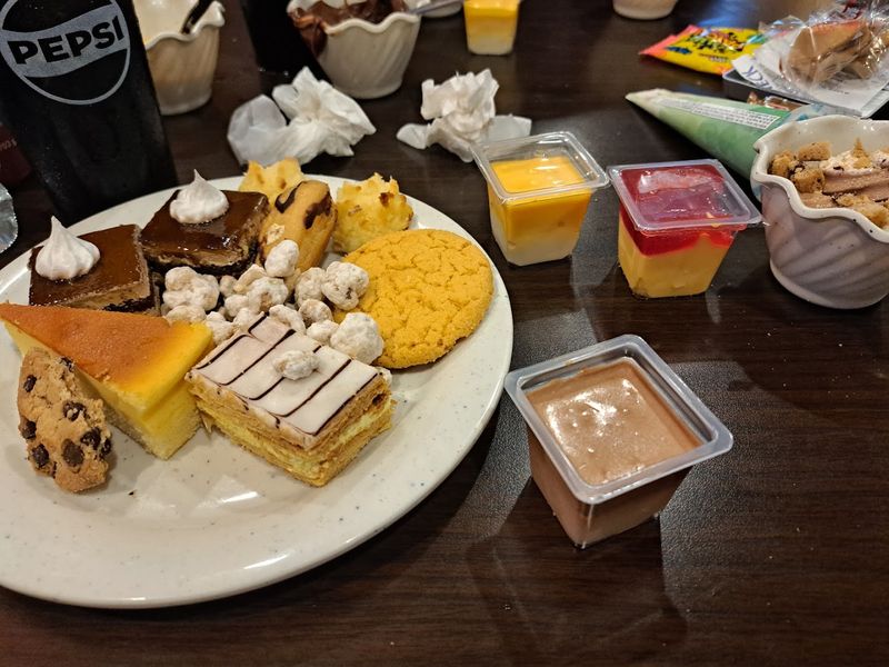 A Dessert Spread That Goes Way Beyond a Soft-Serve Machine A Dessert Spread That Goes Way Beyond a Soft-Serve Machine